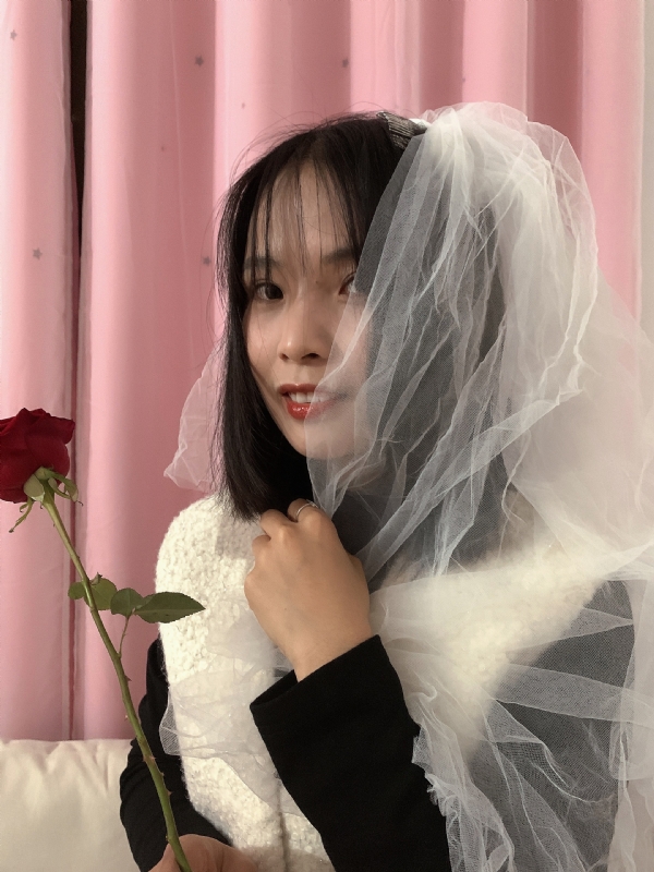 持紫菜包饭的女孩的第一张照片--龙岩交友网